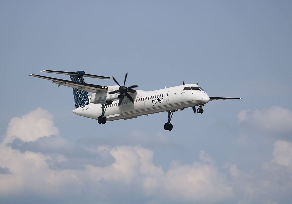 Una aerolínea expulsa de un vuelo a una joven de 14 años que viajaba sola por un problema de peso