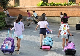 Una profesora, indignada con la petición de una madre de cuidar a su hijo fuera del horario escolar: «Me molesta mucho»