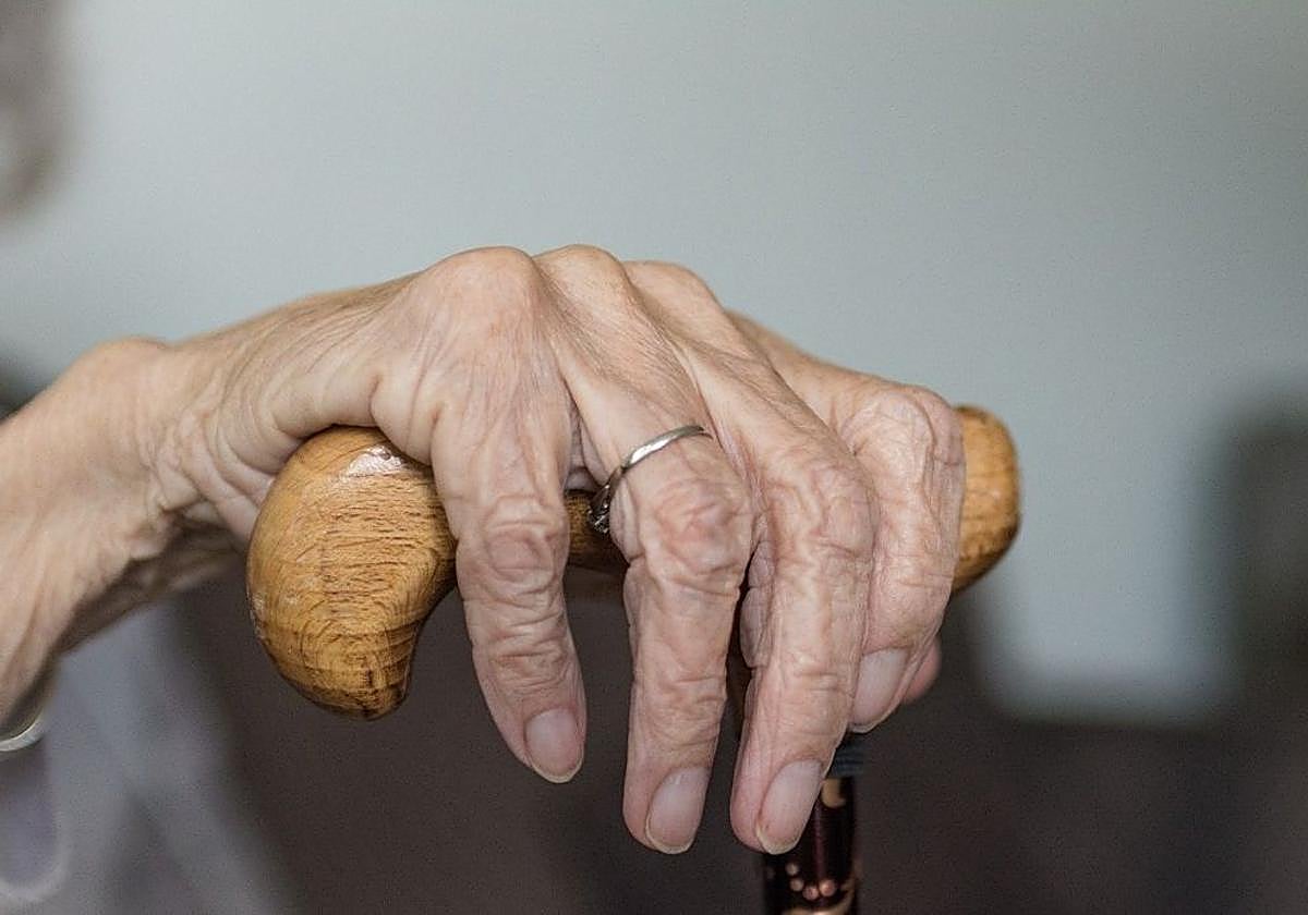 Una jubilada de 74 años vende su casa y los compradores le proponen vivir con ellos en la vivienda