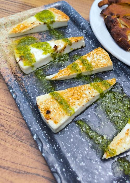 Queso canario a la plancha con salsa de mojo verde