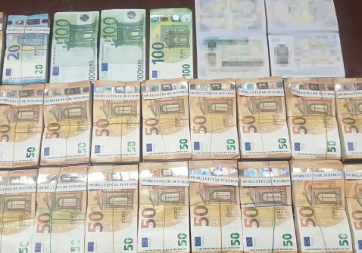 Imagen de archivo de numerosos fajos de dinero encontrados por la Guardia Civil