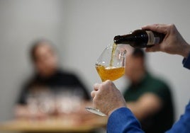 Un prestigioso neurólogo alerta: deja de beber cerveza a partir de esta edad para preservar tus neuronas