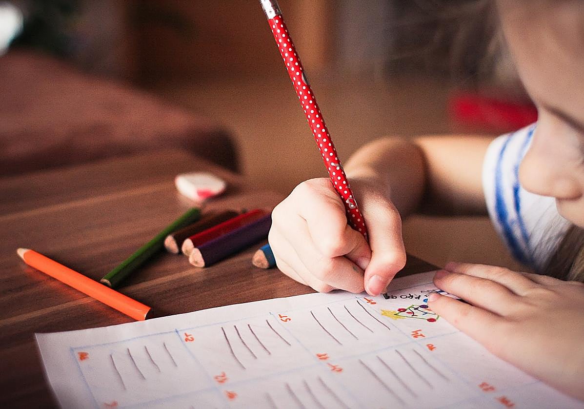 Una madre discute con la profesora de su hijo tras enterarse de cómo debía realizar los deberes del colegio: «Me he negado»