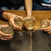 Un estadounidense que vive en España, contundente al ver el precio del alcohol en nuestro país: «Este lugar es...»