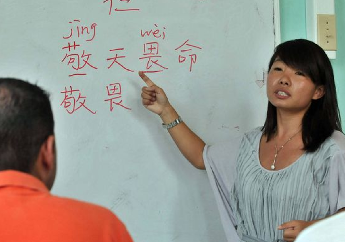 Una profesora de origen chino imparte clases el 21 de julio de 2011, en un Instituto Confucio