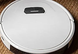 Una experta en ciberseguridad advierte de los peligros de las aspiradoras automáticas: «Las carga el demonio»