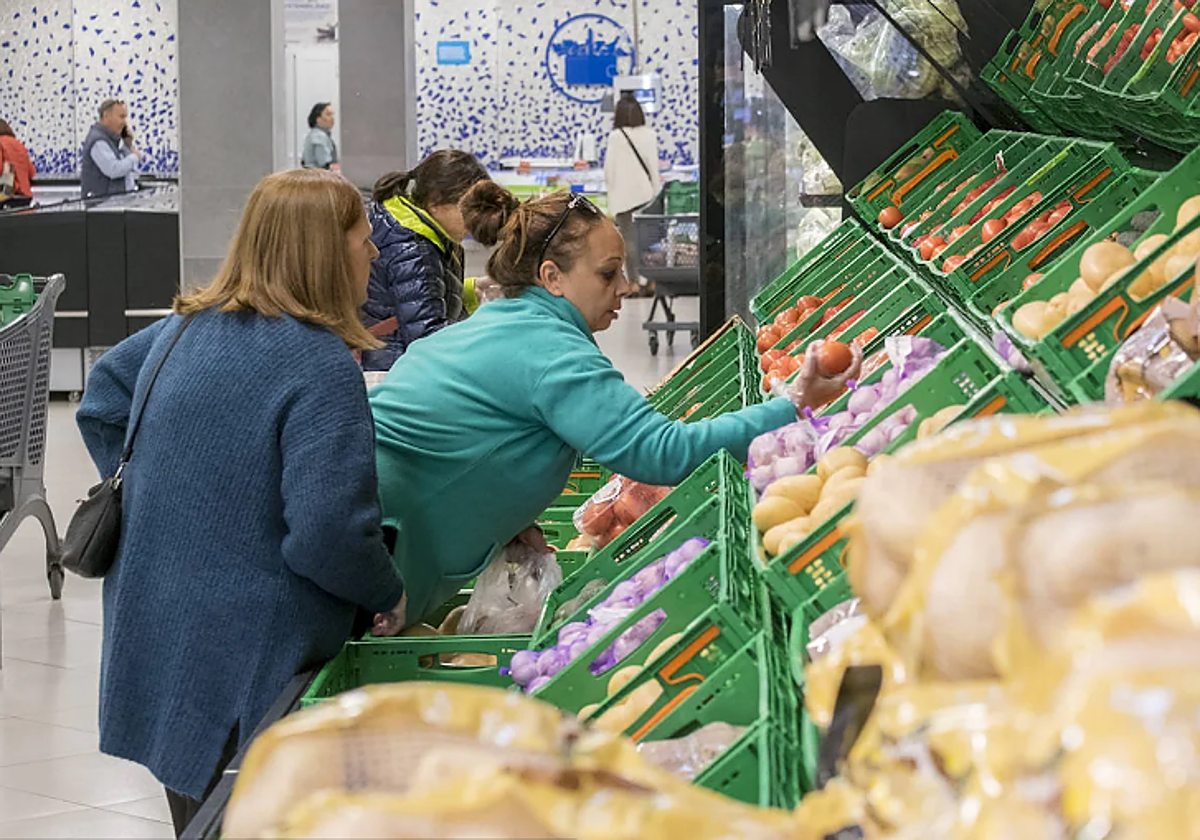 Imagen de archivo, una mujer compra en un Mercadona de Córdoba