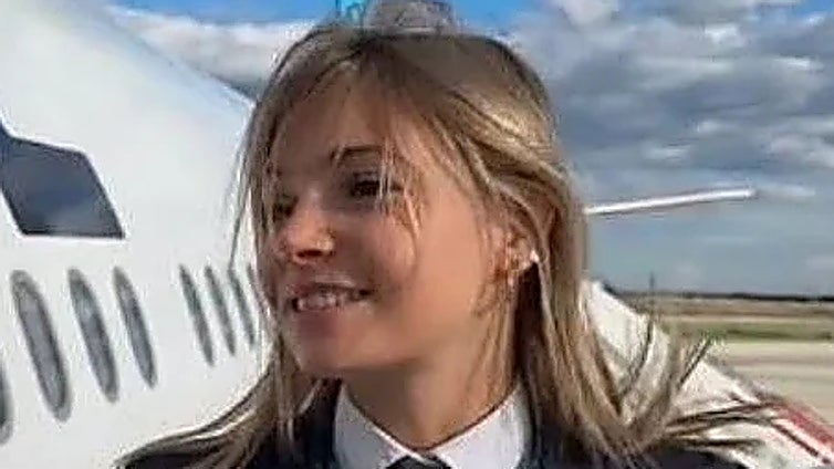 Una piloto de avión desvela por qué tiene que ir a trabajar con uniforme: «Es imprescindible...»