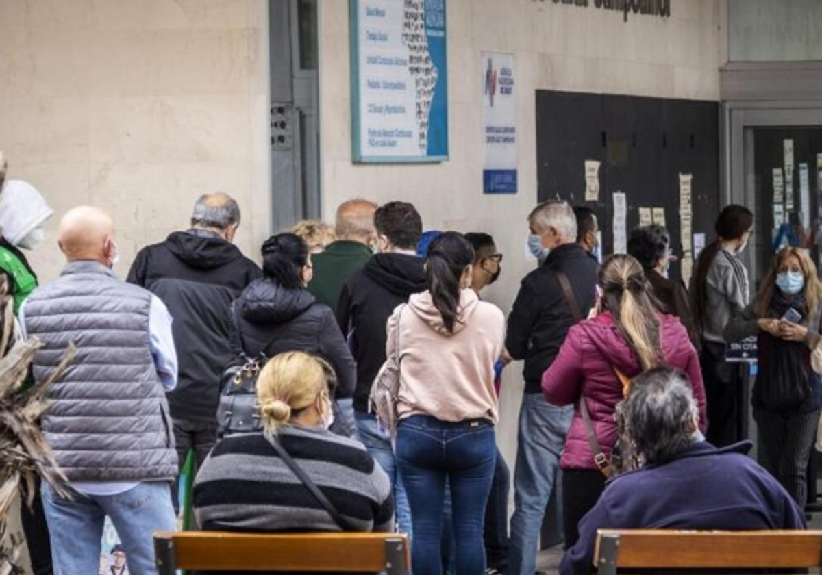 Colas en un centro de salud de la ciudad de Alicante durante la pandemia