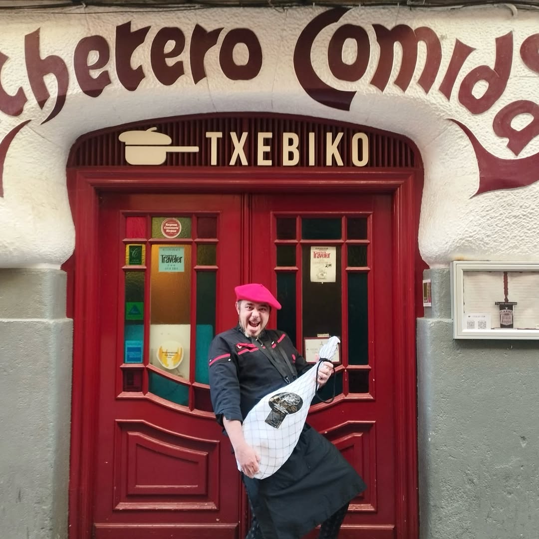 Txebiko frente a la puerta del resturante
