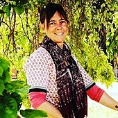 Una mujer deja su trabajo y cierra su cuenta bancaria para vivir sin dinero: «Es como un juego»