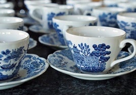 Adiós al poco espacio en tu estantería: el truco japonés para ordenar las tazas que te ayudará con la organización