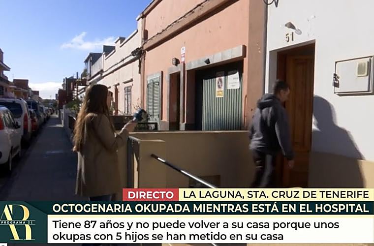 'El Programa de Ana Rosa' se desplazó a La Laguna para hablar con los presuntos okupas de la casa de Mari Carmen