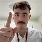 Un enfermero español que trabaja en Noruega, sin palabras con un aparato que se usa con los pacientes en los hospitales