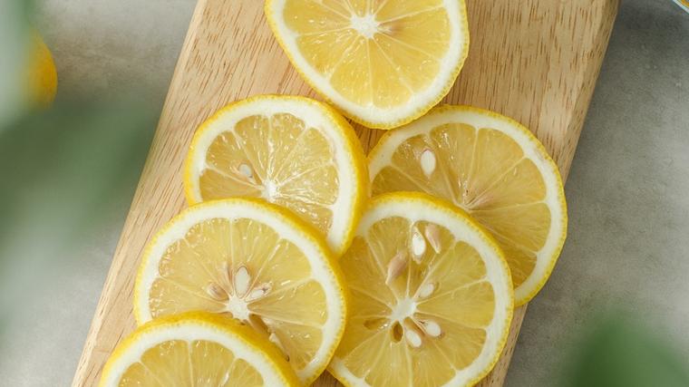 El limón es un alimento con propiedades antioxidantes, antiinflamatorias y diuréticas