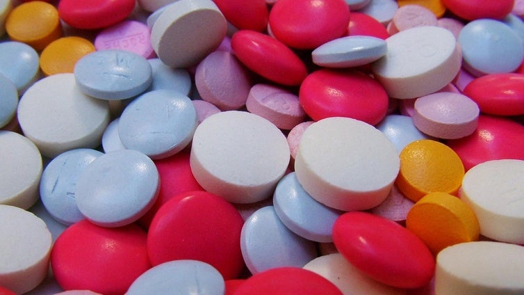 Un farmacéutico señala el error que cometes al tomar pastillas: «Lo mejor es usar un vaso de jagger»