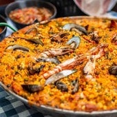 El chef José Andrés explica cómo cocinar la auténtica paella valenciana: estos son los trucos de su receta