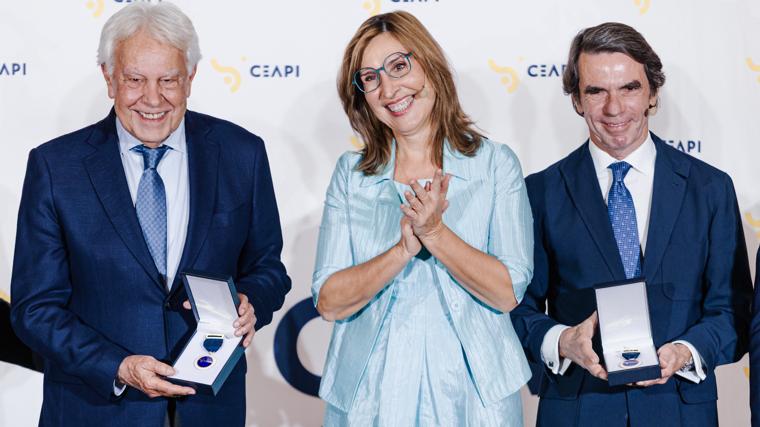Los expresidentes Felipe González y José María Aznar durante la entrega de la medalla de honor del CEAPI