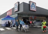 Giro de 180 grados en Aldi: comienza a cobrar por entrar a comprar en este supermercado