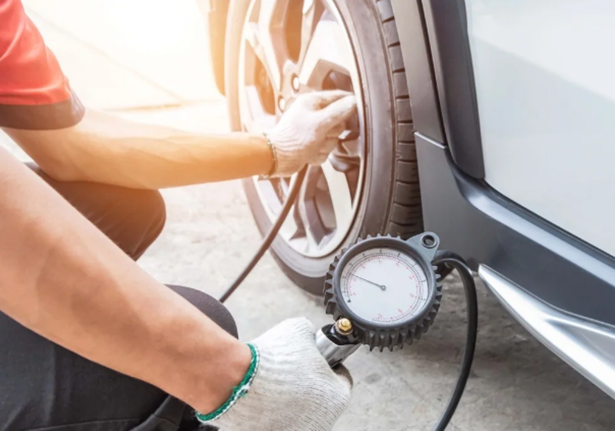 Un mecánico alerta sobre qué pasa si inflas mucho los neumáticos de tu coche