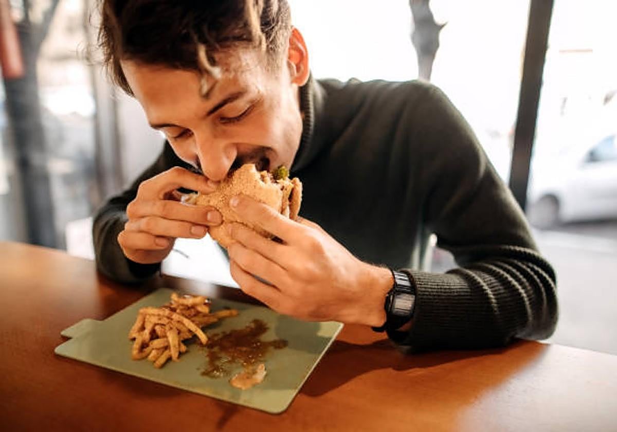 Qué significa que una persona coma siempre muy rápido, según la psicología