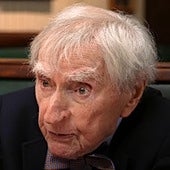 Un médico de 102 años que sigue en activo cuenta el secreto de la longevidad