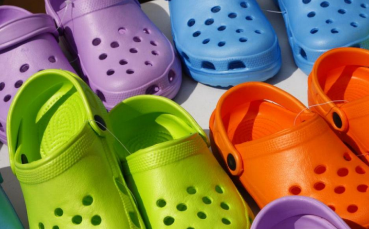 Imagen principal - Las crocs, las chanclas y las sneakinas pueden acarrear problemas de salud podal a la larga