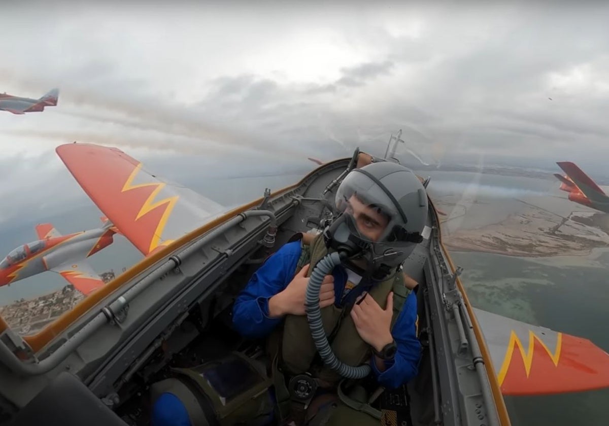 Vuela con la Patrulla Águila del Ejército de España y este es el resultado: «En la cobra me dijeron que caía...»