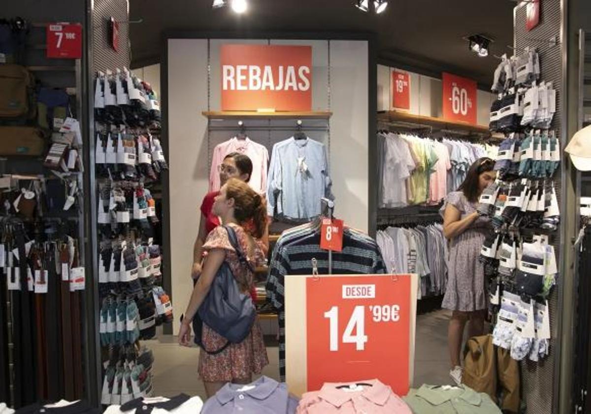 Cuándo empiezan las rebajas de verano en 2025: fecha en Zara, Mango, Pull & Bear, Bershka, Parfois y Stradivarius
