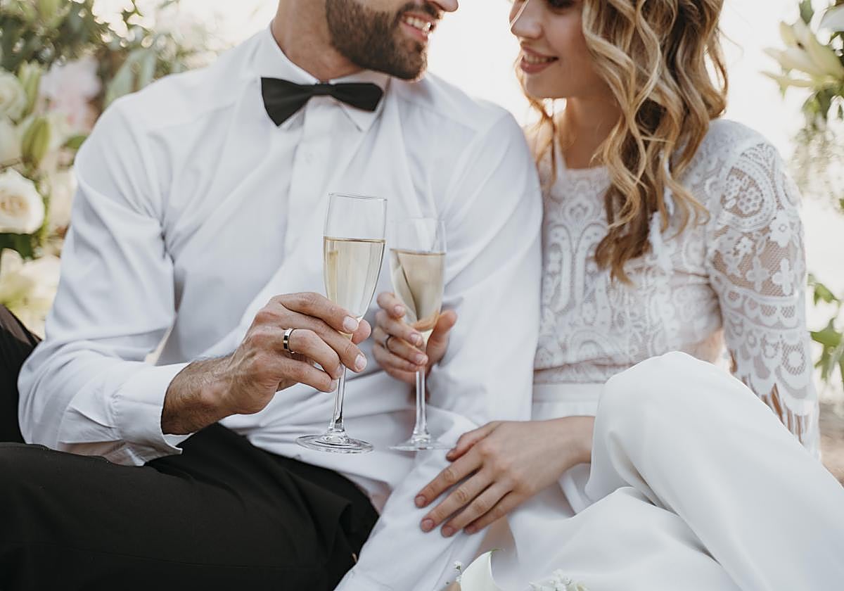 Un medio extranjero, impactado con una tradición de las bodas españolas: «Los invitados se disfrazan»