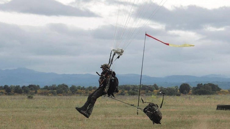 Un paracaidista explica cómo se preparan físicamente: «El peso de la mochila puede rondar los 45 kilos...»