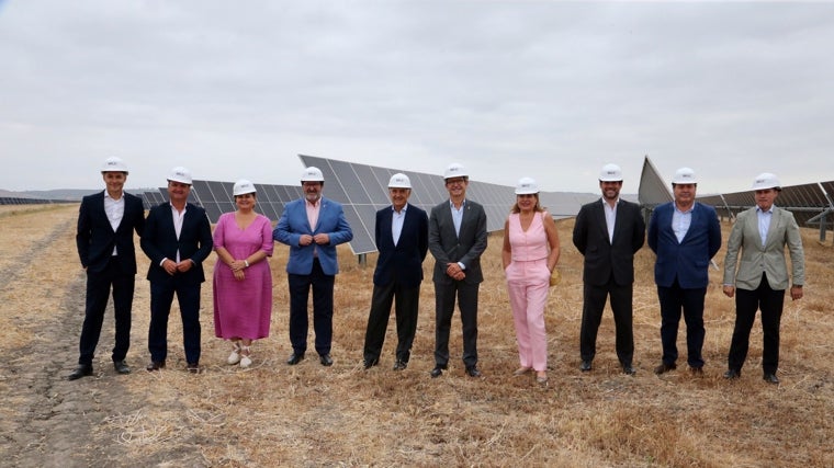 La autoridades en la inauguración este viernes del mayor clúster fotovoltaico de Andalucía