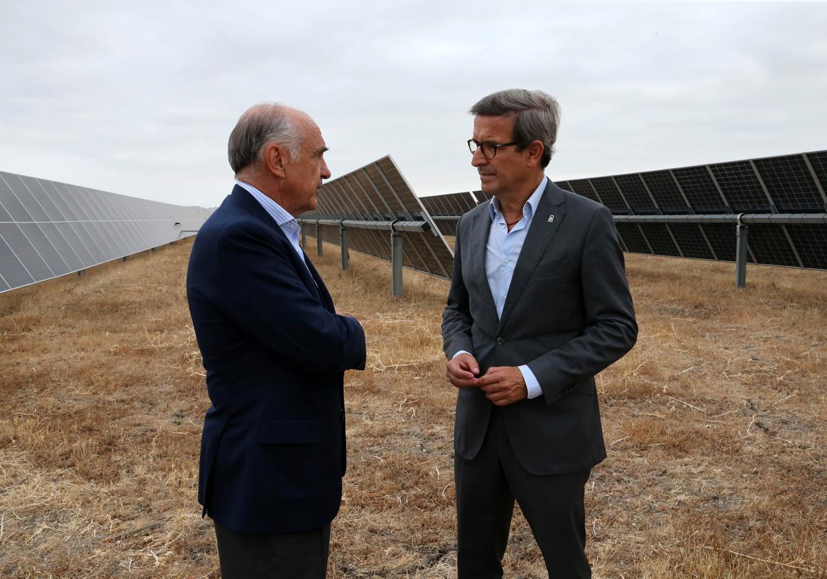 El presidente de Bruc, Juan Béjar y Jorge Paradela, consejero de Industria, Energía y Minas, en el parque solar impulsado en Carmona, el mayor de España de esta firma