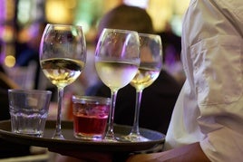 Una española que vive en Noruega desvela cuánto dinero gana como camarera en este país: «Pago el 25% de impuestos»