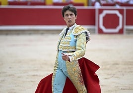 El torero Roca Rey indica cuál es el color que jamás lleva en su traje de luces: «Por respeto a...»