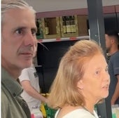 Pide dinero para pagar un cartón de leche en el supermercado y acaba pagando la compra entera: «No entiendo nada»