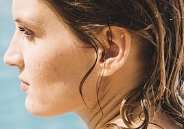 Un otólogo explica lo que hacemos mal con nuestros oídos en verano y debemos evitar: «Puede dañar el tímpano»