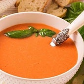 Una abuela española explica cómo hacer el mejor gazpacho en verano: la receta es muy sencilla