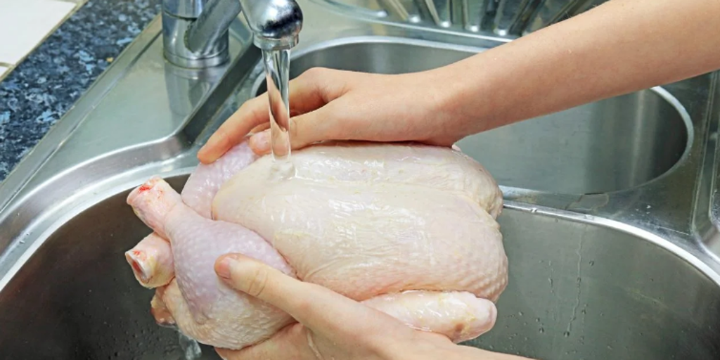 Una ingeniera de alimentos advierte del error que comete la gente al cocinar el pollo: «Las bacterias pueden esparcirse»
