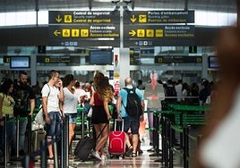 Unos padres dejan a su hijo de 10 años en el aeropuerto del Prat y se van de vacaciones sin él por tener el pasaporte caducado: «Es surrealista»