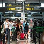 Unos padres dejan a su hijo de 10 años en el aeropuerto del Prat y se van de vacaciones sin él por tener el pasaporte caducado