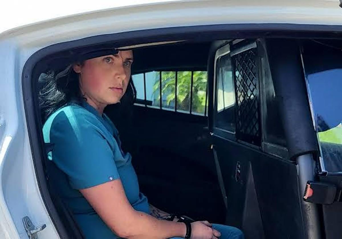 Una mujer se hace pasar por una enfermera durante un año y medio y solo la descubren cuando le ofrecen un ascenso