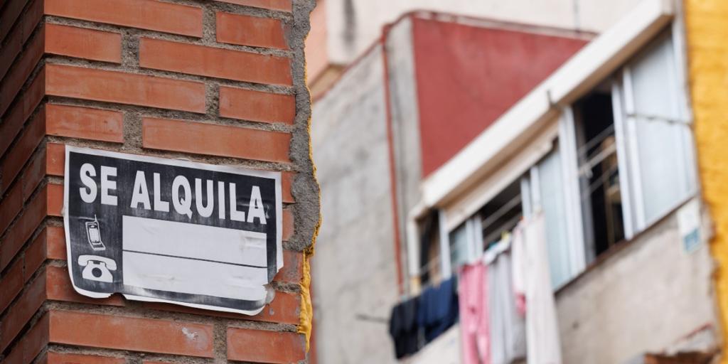 Le obligan a abandonar su piso de alquiler tras 10 años y tiene que volver a casa de su madre por la situación del mercado de la vivienda en Madrid