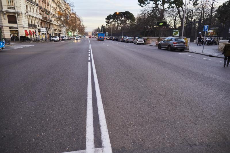 Un profesor de autoescuela enseña cómo aparcar sin que haya un coche de referencia