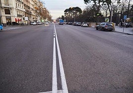 Un profesor de autoescuela enseña cómo aparcar correctamente sin coche de referencia: «Con ese poco me vale»
