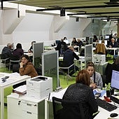 José Manuel Soto, sin palabras con los carteles que ha visto colgados en un tablón de Hacienda