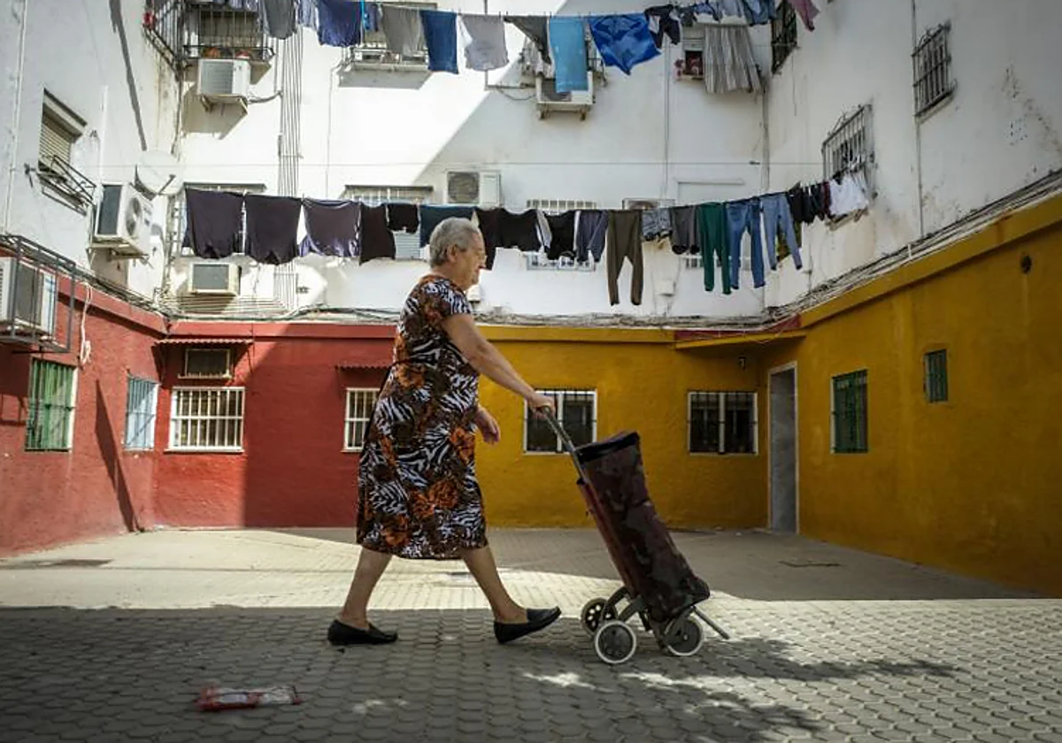 Imagen tomada en la barriada sevillana de Los Pajaritos, una de las más pobres del país