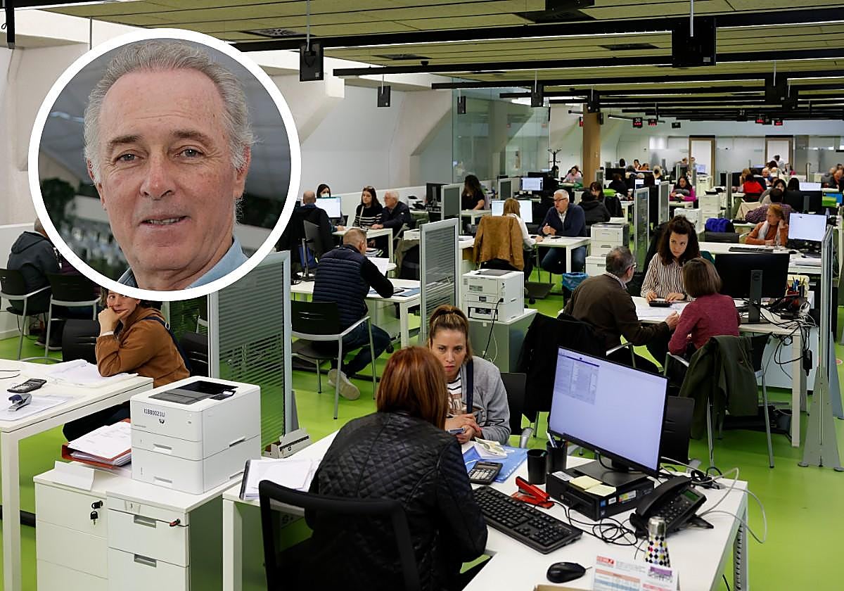 José Manuel Soto, sin palabras con los carteles que ha visto colgados en un tablón de Hacienda: «Responsable desaparecida»