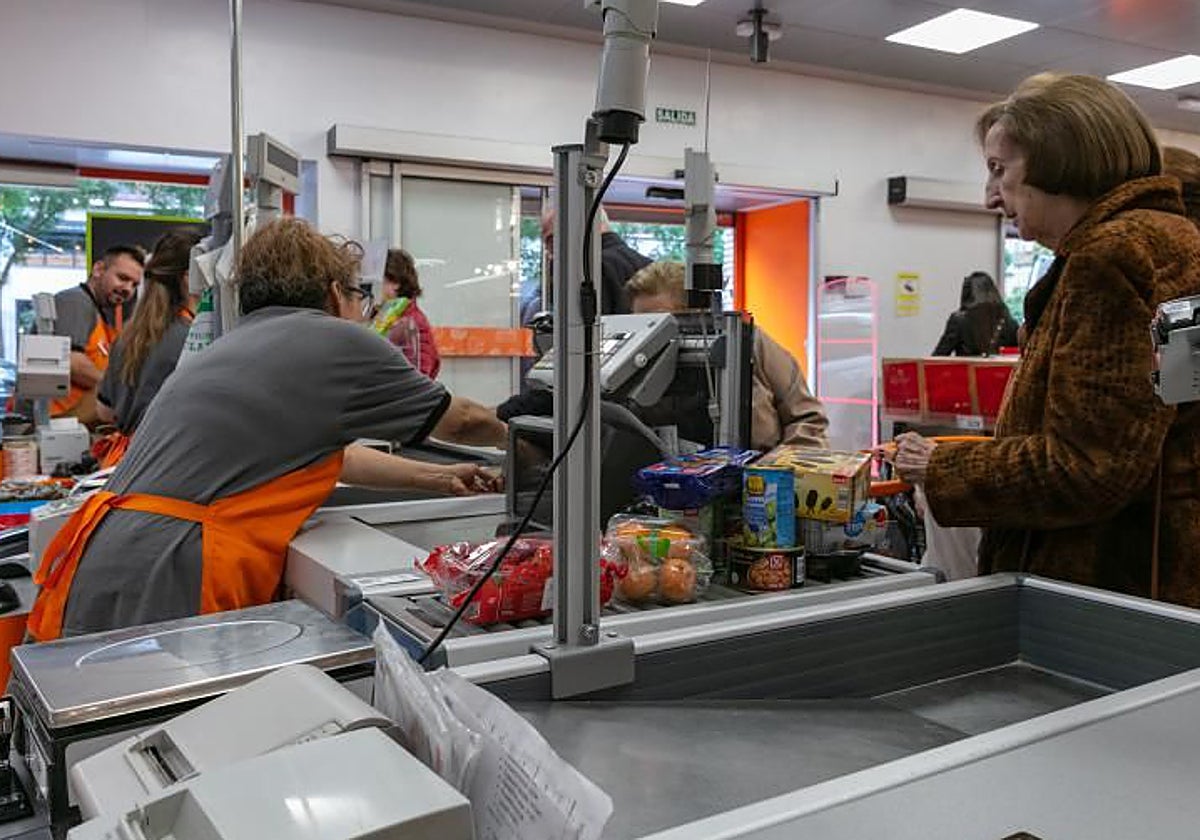 Va a pagar en el supermercado y la cajera le anima a no pagar con una moneda de dos euros por lo que ve: «Me he quedado loco»