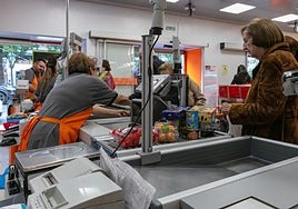 Va a pagar en el supermercado y la cajera le anima a no pagar con una moneda de dos euros por lo que ve: «Me he quedado loco»